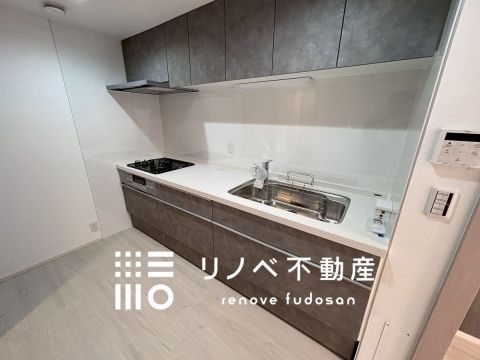 12帖の広々リビング♪ アクセントクロスが華やかな空間を彩ってくれます上品なエコカラットの壁が、空間に高級感をプラス。6帖の洋室を開放すれば、さらに広々としたリビングとしても活用