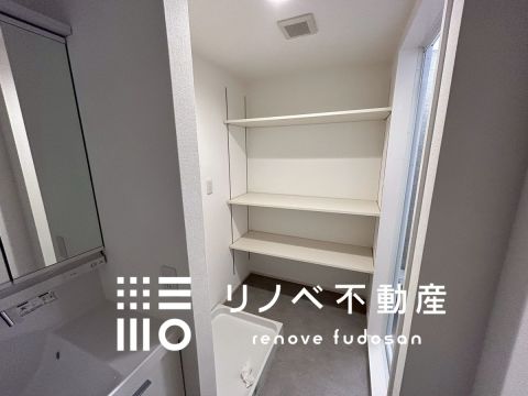 脱衣所には便利な収納シェルフを設置。タオルや洗剤、日用品の整理にぴったりです