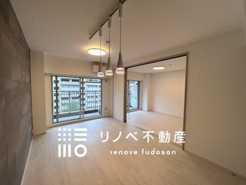 12帖の広々リビング♪ アクセントクロスが華やかな空間を彩ってくれます上品なエコカラットの壁が、空間に高級感をプラス。6帖の洋室を開放すれば、さらに広々としたリビングとしても活用