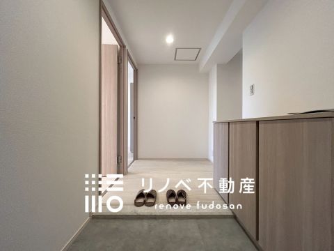 コンパクトながら、機能性とデザイン性を両立した玄関。毎日の出入りが心地よく感じられるつくりです