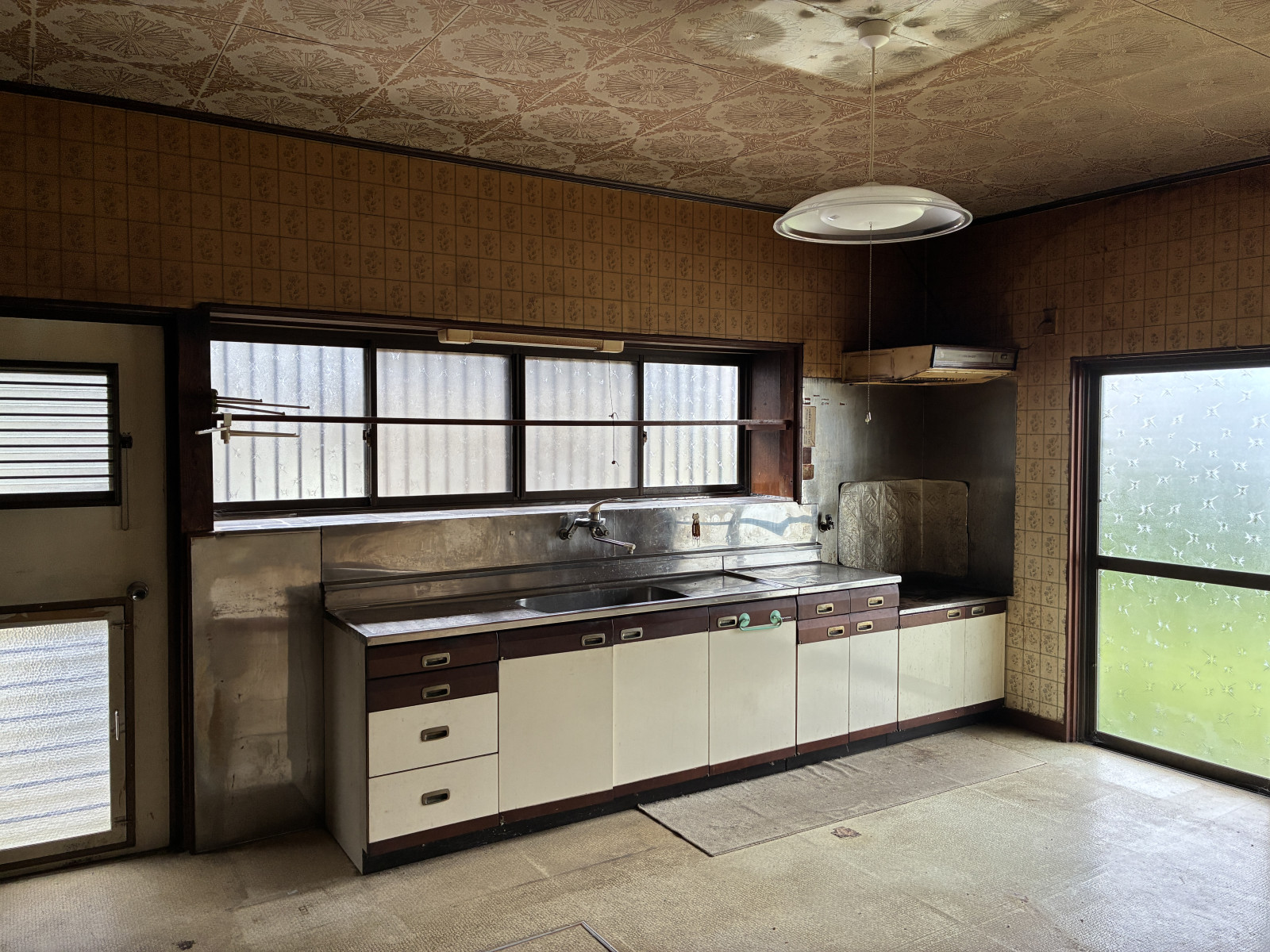 北東に窓があり明るいキッチン。勝手口があるのも便利です。