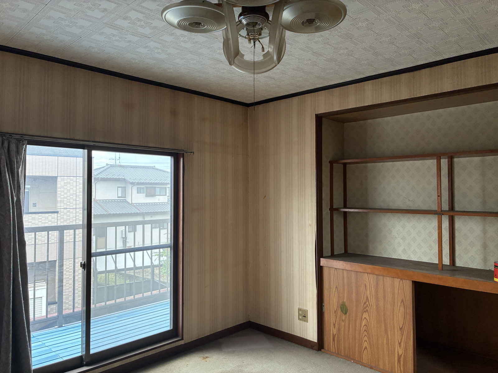 2階の東側洋間。2面採光、収納たっぷり。広いベランダでお布団干しも楽々。