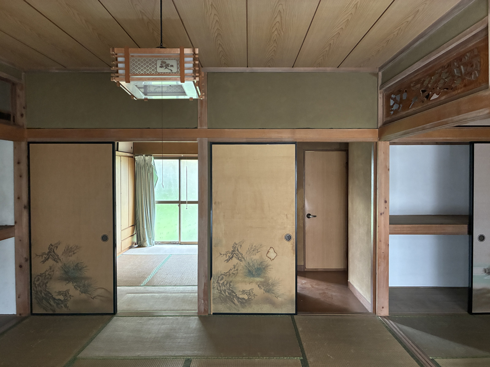 1階3間続きの和室。南北に掃き出し窓があり、風通し良いです。押入れもあり、収納力高いです。