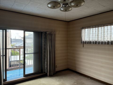 2階の西側洋間。2面採光、収納たっぷり。広いベランダでお布団干しも楽々。