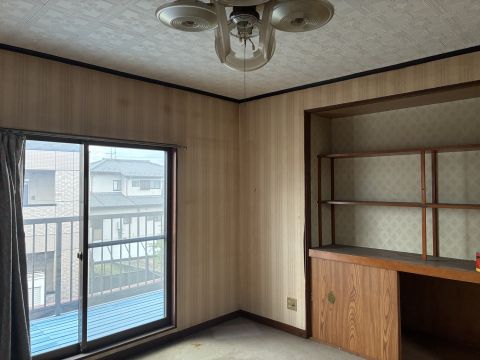 2階の東側洋間。2面採光、収納たっぷり。広いベランダでお布団干しも楽々。