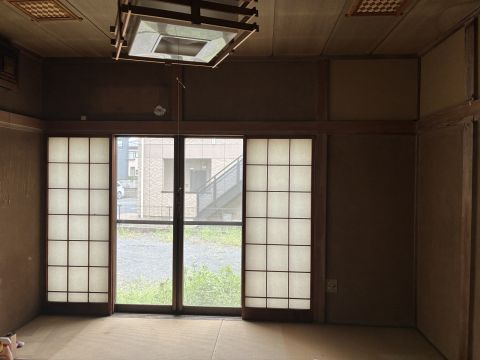 南向きの和室リビング。南東に窓があり明るく風通し良いです。収納もあります。