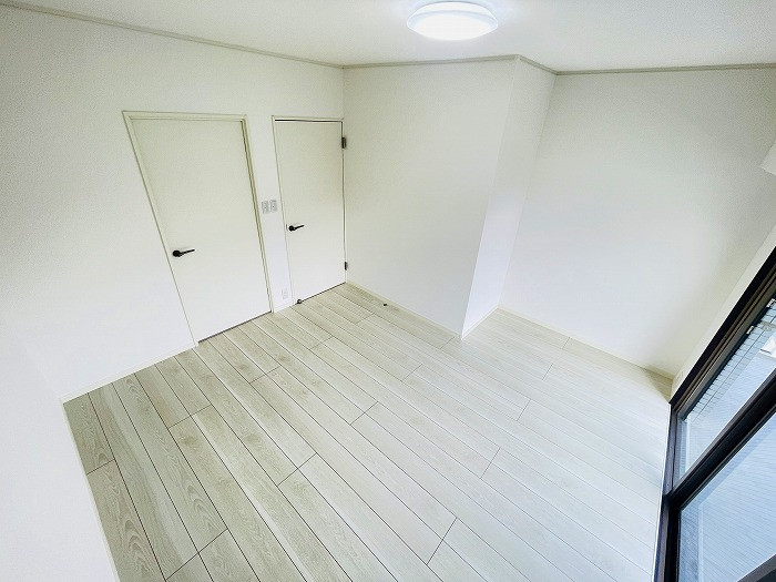 南西側洋室別角度です。左手のドアが納戸の入り口です。