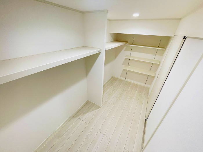 納戸です。棚もついており、小物を収納しても取り出しやすいです。大きめのスペースとなっておりますので、ご家族の衣類もしっかりと収納できます。