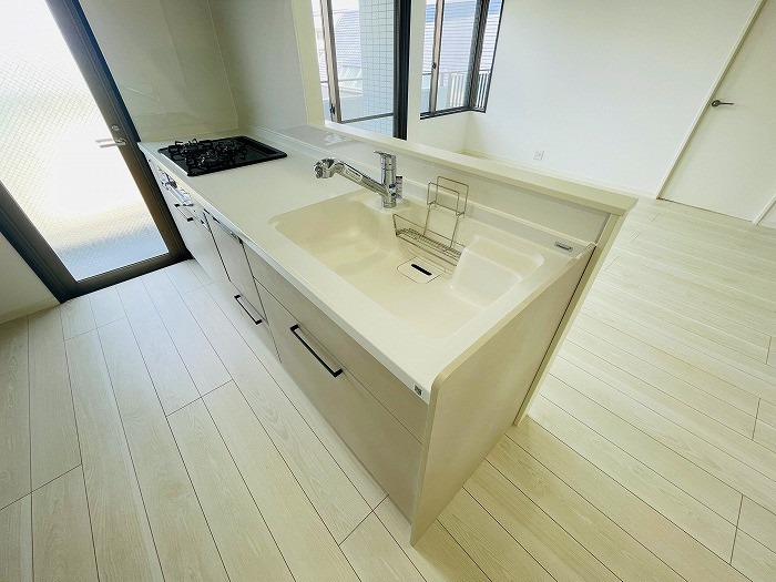 キッチンは対面式のシステムキッチンです。リビングのご家族と会話を楽しみながら家事をすることが出来ます。
