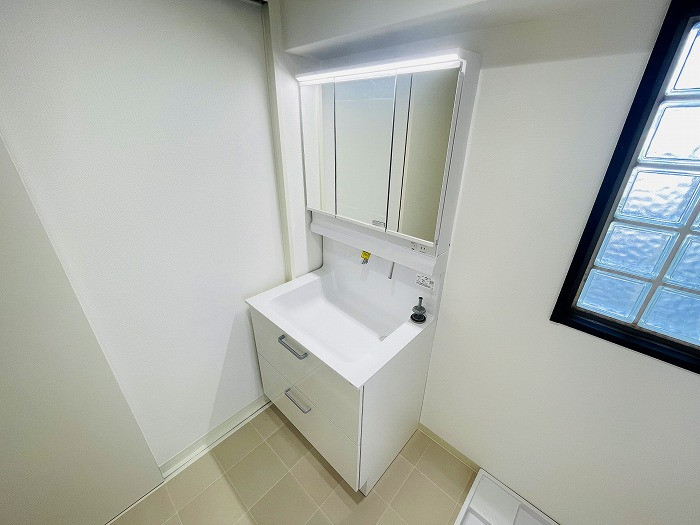 洗面脱衣室です。洗面台は人気の三面鏡タイプです。