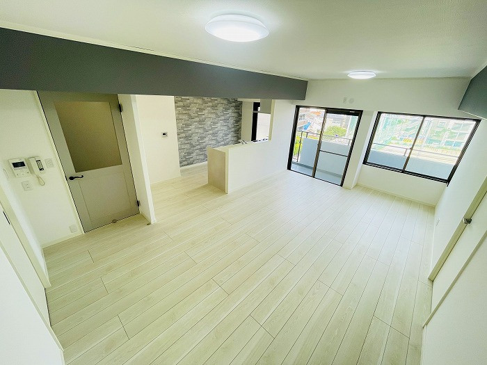 LDKは約18帖の開放的な明るい空間。家族がゆとりをもって暮らすことのできる団らんのスペースになっております。