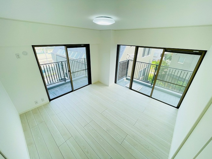 南東側洋室です。2面採光の明るいお部屋となっております。