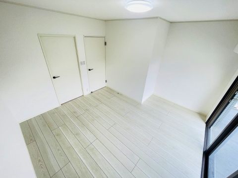 南西側洋室別角度です。左手のドアが納戸の入り口です。