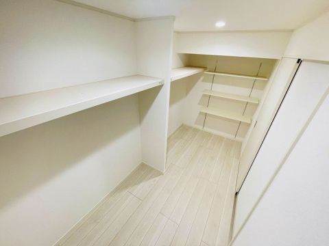 納戸です。棚もついており、小物を収納しても取り出しやすいです。大きめのスペースとなっておりますので、ご家族の衣類もしっかりと収納できます。