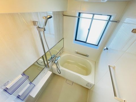 現地外観写真です。総戸数は9戸となっており、人の出入りが少ないため静かにお過ごしいただけます。