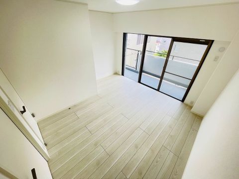 南西側洋室です。こちらのお部屋には納戸が付いておりますので、季節ごとのお荷物もしっかりと収納出来、お部屋のスペースを圧迫しません。