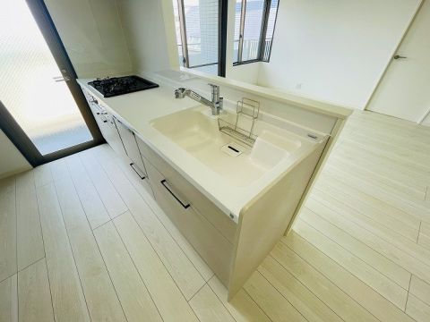 キッチンは対面式のシステムキッチンです。リビングのご家族と会話を楽しみながら家事をすることが出来ます。