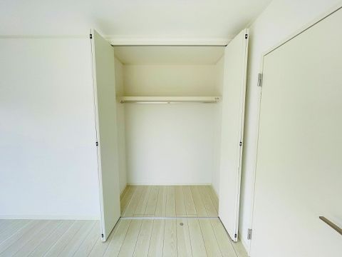 南東側洋室収納です。