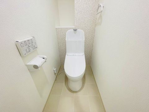 トイレは新品交換済みで安心です。白を基調とした清潔感あふれるトイレです。