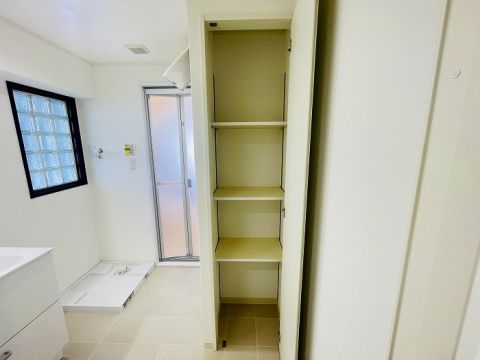 洗面室には収納棚もついておりますので、タオルや洗剤などしっかりと収納可能です。