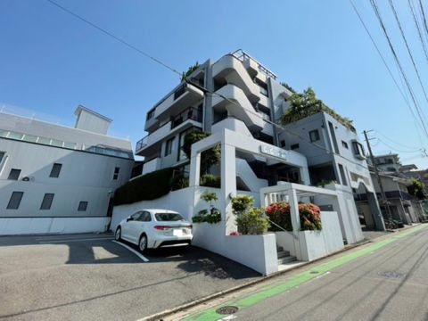 現地外観写真です。総戸数は9戸となっており、人の出入りが少ないため静かにお過ごしいただけます。