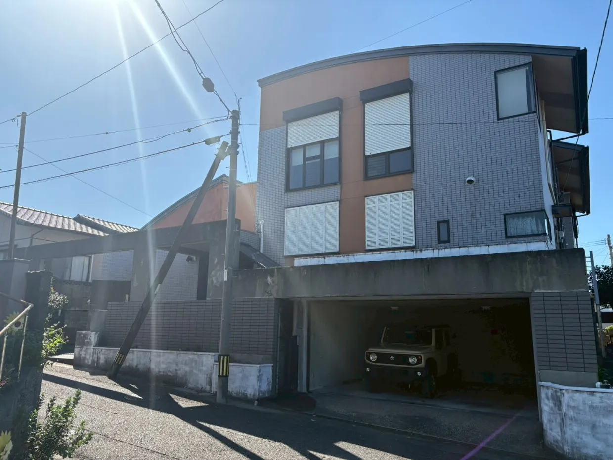 現地外観写真です。大きなお家で、間取りは9LDKです。