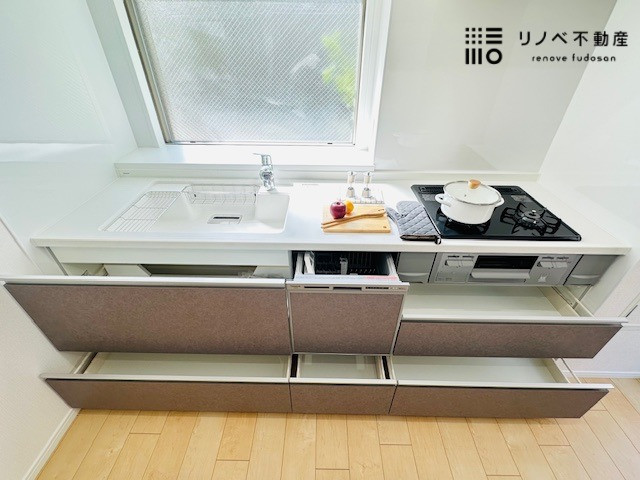 引出しタイプのシステムキッチンは、開き扉のキッチンと比べて収納量が約1.5倍に増えるんですよ！これだけ収納できれば大満足ですね！