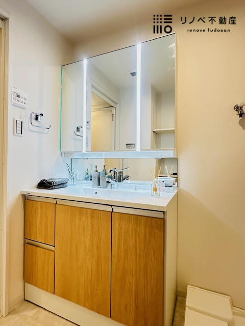 広々とした洗面化粧台は、3面鏡なので鏡裏に化粧品やドライヤーも収納できちゃいます。