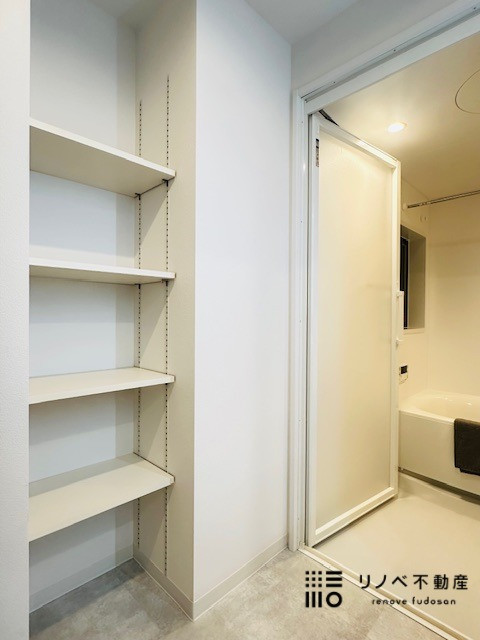 浴室の入口横には稼働棚が設置されています。バスタオルや、着替えなどを置くスペースに重宝しそうですね♪