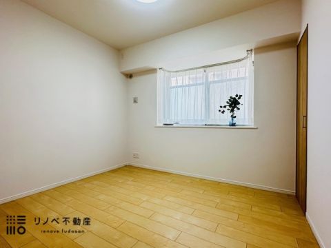 西側の約6畳の洋室です。窓もある部屋なのでしっかりと明かりが確保できますよ！もちろん、クローゼット完備です。