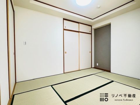 リビングに併設している約4.5畳の和室です。畳のお部屋があると、小さなお子様の遊び場にも、ご両親が来られた際の寝室にも重宝しますよね！