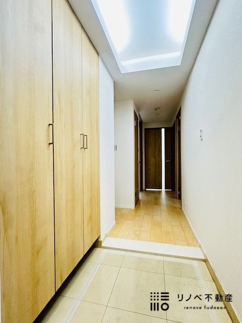 明るい玄関には大きなシューズボックスが2つ付いています。これだけあればしっかり収納できそうですね♪