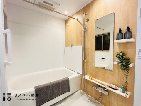 とっても広々したオシャレなユニットバスには、雨の日でも洗濯物を干すことのできるように換気乾燥暖房機が付いています。 小さなお子様と一緒に入浴しても狭く感じません！