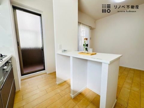 オシャレなシステムキッチンには、お掃除のしやすい換気扇、家事の負担を減らせる食器洗い乾燥機、調理がもっと美味しくなる浄水器一体型の水栓が付いています。