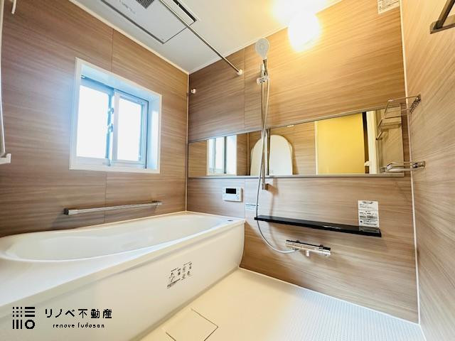 とっても広々したオシャレなユニットバスには、雨の日でも洗濯物を干すことのできるように換気乾燥暖房機が付いています。 小さなお子様と一緒に入浴しても狭く感じません！