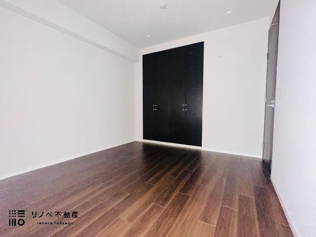 東側の約7畳の洋室です。クローゼットが床から天井まで収納できる大きなサイズなので、充分な量が収納できちゃいます！