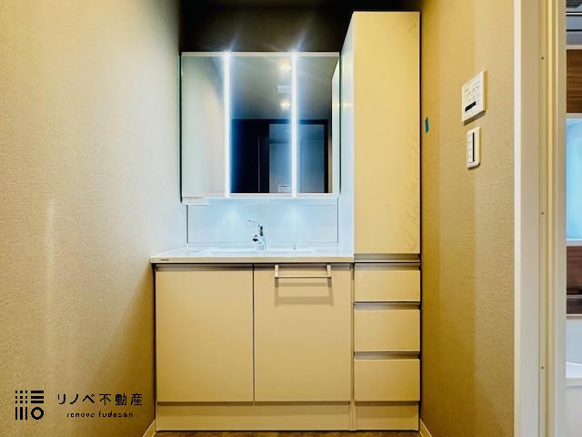 広々とした洗面化粧台は、3面鏡なので鏡裏に化粧品も収納できちゃいます。隣のトールキャビネットには、タオルなども収納できるのでスゴク便利です！