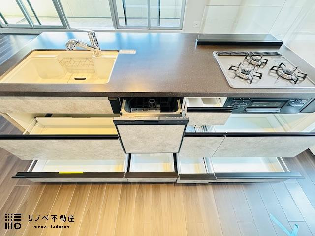 引出しタイプのシステムキッチンは、開き扉のキッチンと比べて収納量が約1.5倍に増えるんですよ！これだけ収納できれば大満足ですね！