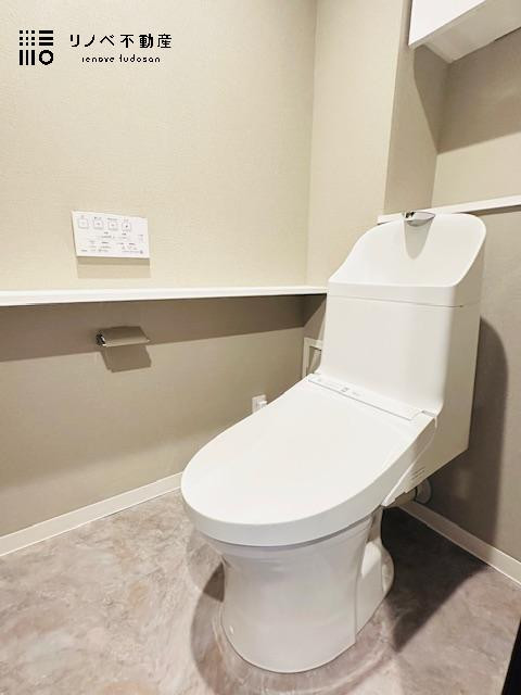 トイレは超節水型で、お掃除のしやすい一体型の大変人気のあるトイレです。便座とタンクの間に隙間がないので、お掃除ラクラクで嬉しいですね！