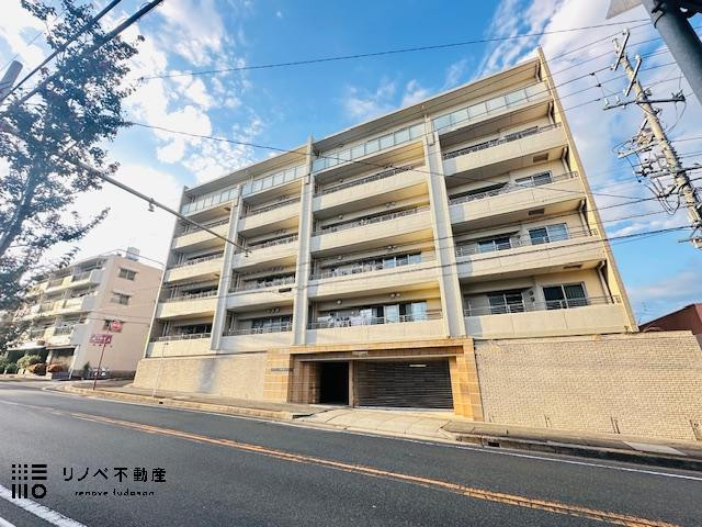 オシャレな外観と充実したセキュリティが売のマンションです。ぜひ見に来てください！