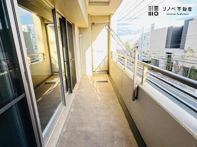 かなり広々としたバルコニーには、汚れた物やペットの足などを洗えるスロップシンクが付いています。これは便利です！