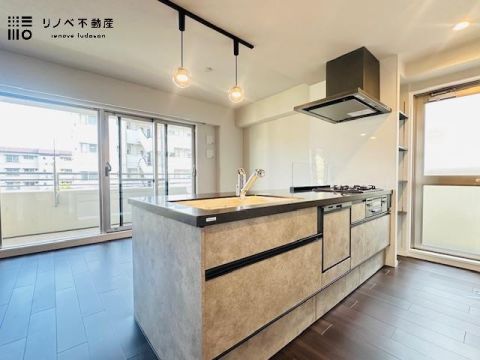 オシャレなペニンシュラキッチンには、お掃除のしやすい換気扇、家事の負担を減らせる食器洗い乾燥機、調理がもっと美味しくなる浄水器一体型の水栓が付いています。