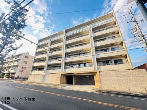 オシャレな外観と充実したセキュリティが売のマンションです。ぜひ見に来てください！