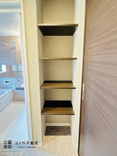 浴室の入口横には稼働棚が設置されています。バスタオルや、着替えなどを置くスペースに重宝しそうですね♪