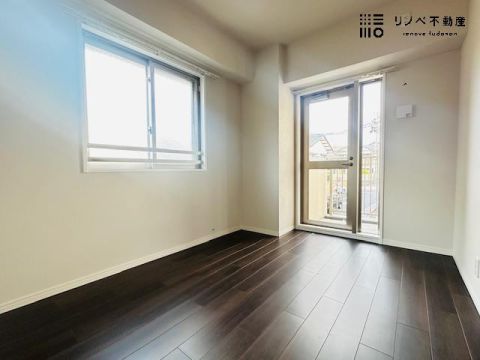 西側の約5.6畳の洋室です。２面採光の部屋なのでしっかりと明かりが確保できますよ！