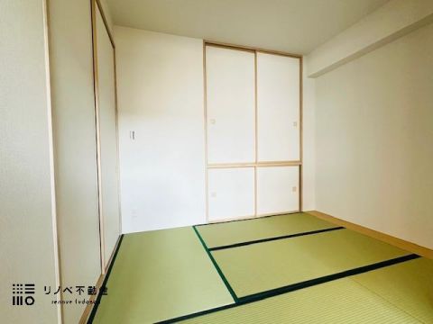 リビングに併設している約4.5畳の和室です。畳のお部屋があると、小さなお子様の遊び場にも、ご両親が来られた際の寝室にも重宝しますよね！