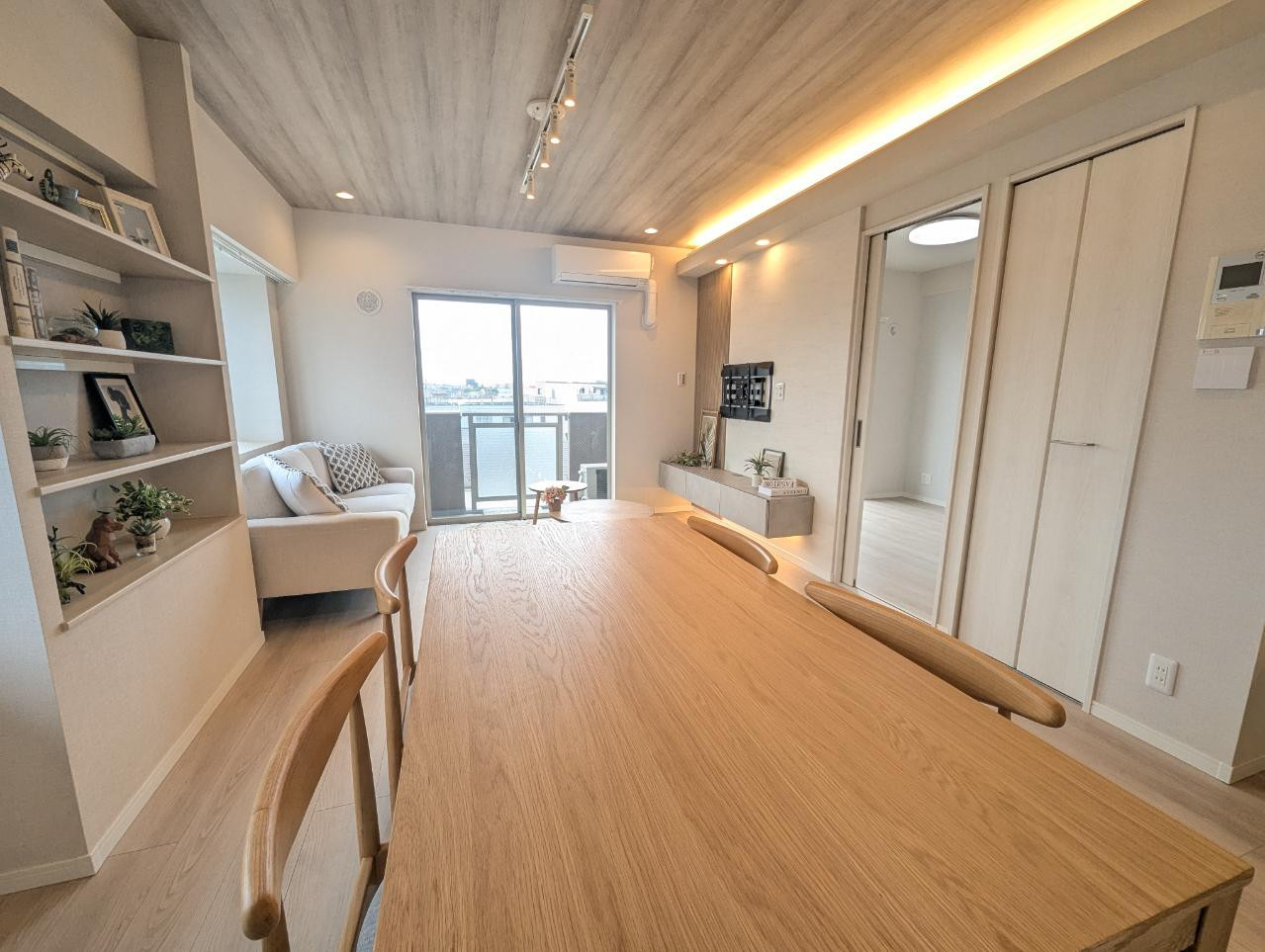 カウンターキッチンからの目線です。リビングが見渡せるので、お子様を視野に入れながらお料理ができます。