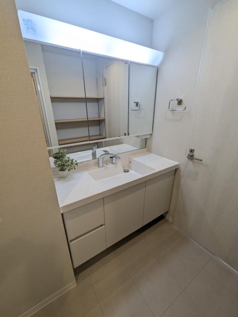 三面鏡の裏に収納が付いてるタイプの洗面台です。