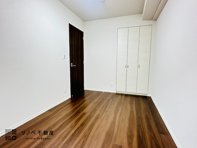 南側の約6畳の洋室です。暖かな日差しが差し込むお部屋です。