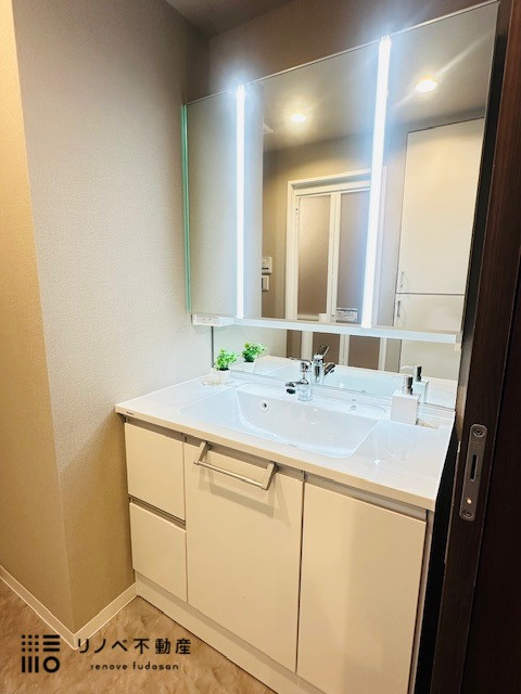 広々とした洗面化粧台は、3面鏡なので鏡裏に化粧品も収納できちゃいます。